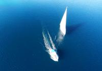 Segelyacht Segelboot und Motorboot in blauem Meer